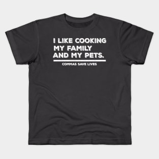 Vintage Commas Save Lives. I like cooking my family and my pets. Kids T-Shirt